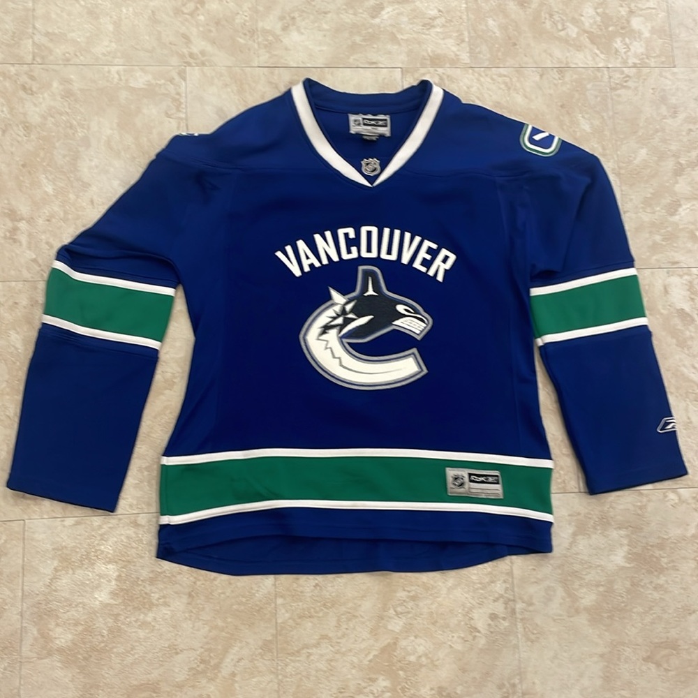 🍀Sale 4/$20 Youth Size Large RBK Canucks Jersey